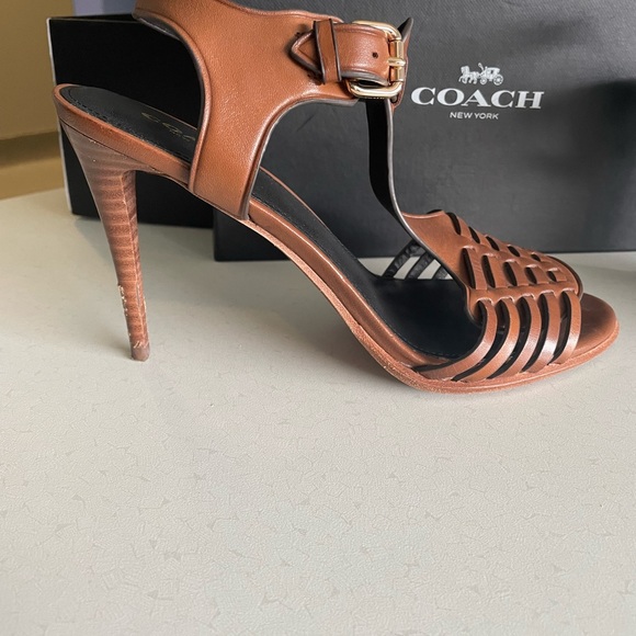 Beautiful Coach sandals - Picture 3 of 5